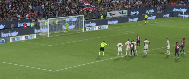 足球中超后卫世界级解围登上热搜