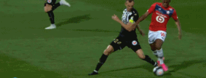 伊涅斯塔造访巴萨基地，与佩德里、费尔明、亚马尔合影